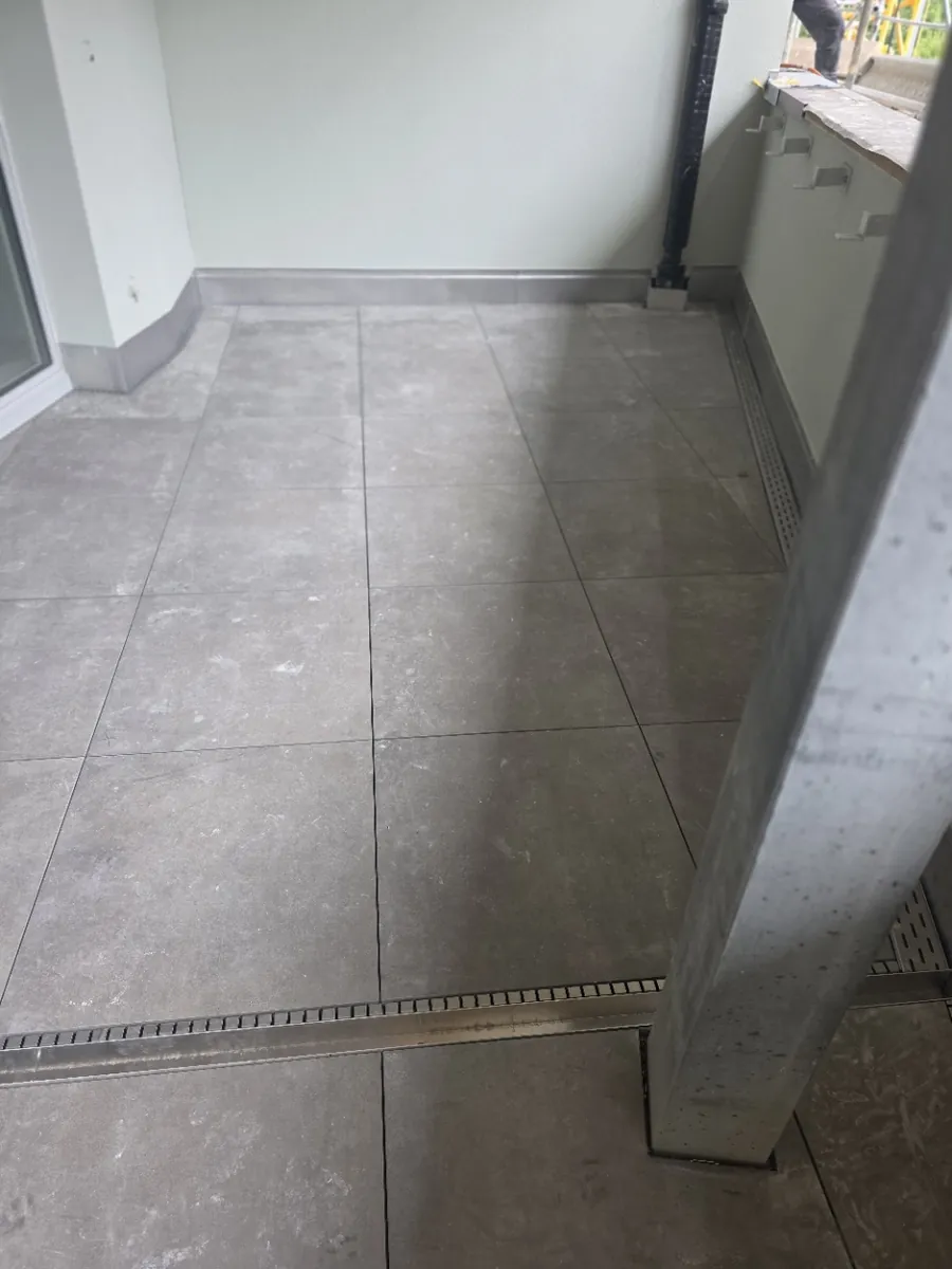 Balkon mit frisch verlegten Platten