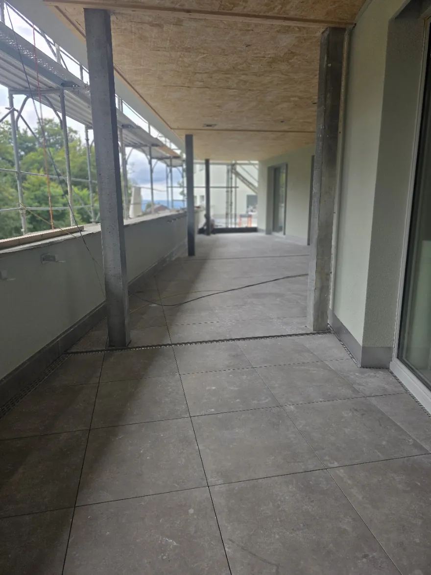 Balkon mit Plattenbelag und Entwässerungsrinne, Edlibach