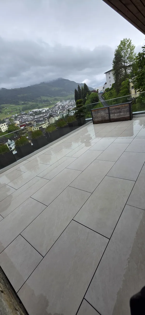 Grossformat-Terrassenplatten mit Glasgeländer und Weitblick, Küssnacht am Rigi